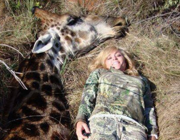 Scarica Gratis Images Ricky Gervais S En Prend A Une Tueuse De Girafe E News France le plus cool par